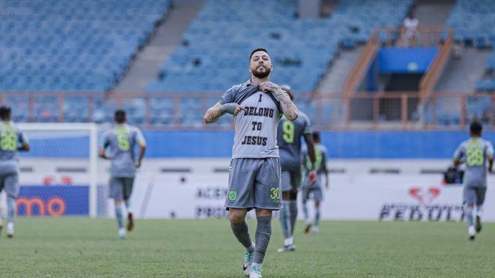 Selebrasi pemain Persebaya Surabaya, Robson Duarte setelah mencetak gol ke gawang tuan rumah Persikabo 1973 pada hasil Liga 1 2023 pekan 23.
