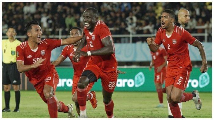 Selebrasi pesepak bola Borneo FC, Christophe Nduwarugira (tengah) setelah mencetak gol timnya dalam pertandingan semifinal Piala Presiden 2024 di Stadion Manahan, Solo, Selasa (3/7/2024) malam.