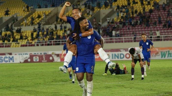 Selebrasi striker PSIS Semarang, Carlos Fortes (depan) menggendong Wawan Febrianto setelah mencetak gol kelima ke gawang Persita Tangerang dalam ajang Piala Presiden 2022 penyisihan grup A di Stadion Manahan, Solo, Jawa Tengah, Senin (11/6/2022) malam.