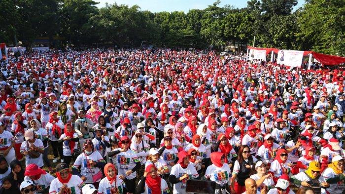 Senam Bugar Ceria di lapangan Gasibu Mini (Gasmin), Kota Bandung Jawa Barat, Minggu (2/7/2023).