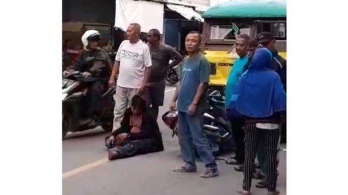 Seorang pemotor mengalami kecelakaan menabrak bus kayu di Karimun, Kepulauan Riau, Jumat (7/7/2023).