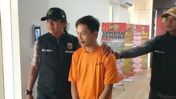 Seorang pemuda bernama Tiar Wahyudin (23) ditangkap polisi setelah menjadi agen penyalur wanita pekerja seks komersial di lokalisasi Gang Royal, Penjaringan, Jakarta Utara.