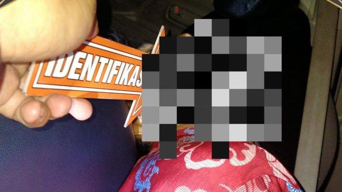 Polisi melakukan identifikasi dan evakuasi penemuan seorang pria tewas di dalam mobil yang terparkir di Jalan Raya Kampung Cilangkara RT 002 RW 01 Desa Cilangkara, Kecamatan Serang Baru, Kabupaten Bekasi, Senin (17/7/2023) malam. 