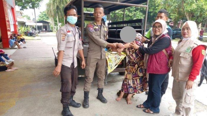 Seorang wanita ODGJ mengamuk tak berbusana di Jalan Raya Parung, Bogor, Jumat (7/7/2023).