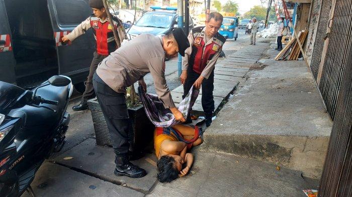 Seorang wanita yang diduga mabuk ditemukan tergeletak di pinggir jalan di Jalan Perniagaan Raya, Tambora, Jakarta Barat, pada Kamis (03/8/2023) pagi.