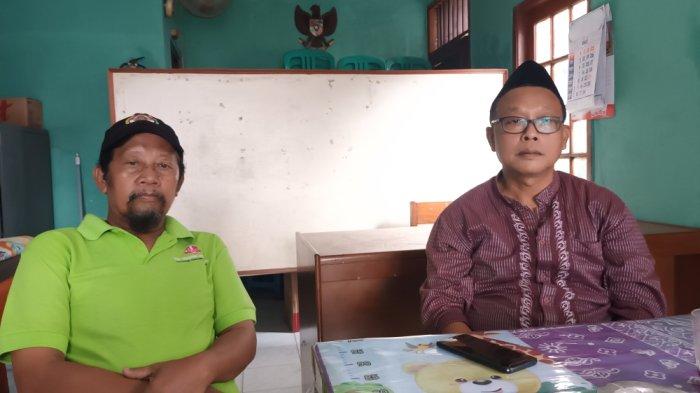 Sesepuh Paguyuban Pengecer Ayam, Sumanto (kanan) dan Rumanto (kiri) saat memberi keterangan di Pulogadung, Jakarta Timur, Jumat (30/6/2023).