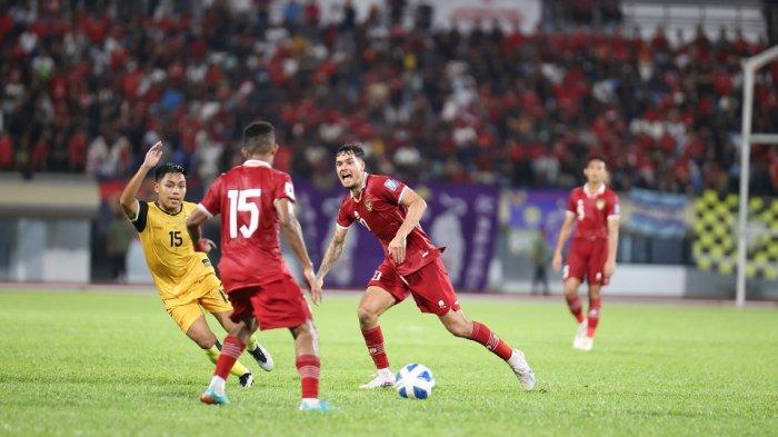 Aksi bek kiri Timnas Indonesia Shayne Pattynama saat diturunkan bermain menghadapi Brunei Darussalam, Selasa (17/10/2023).