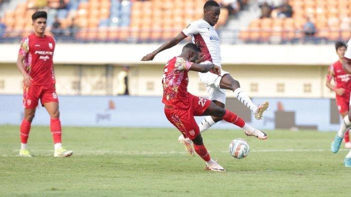Aksi penyerang Persis Solo, Moussa Sidibe  