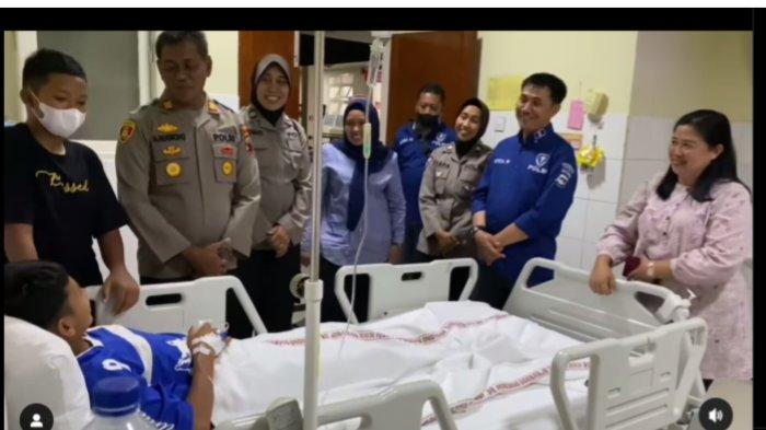 Siswa SMP korban bully di Cilacap berinisial FF sudah bisa tersenyum meski sambil terbaring lemah di ranjang pasien rumah sakit.
