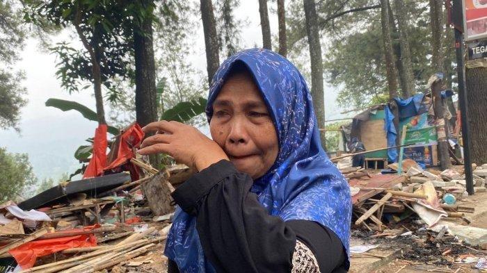 Sri Hayati, PKL di kawasan Puncak yang lapaknya ditertibkan petugas, Selasa (25/6/2024).
