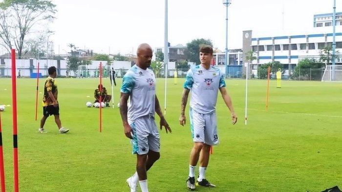 Gelandang anyar Persib, Stefano Beltrame bercengkrama dengan David da Silva dalam latihan perdananya bersama Persib, di Stadion Sidolig, Kota Bandung, Rabu (29/11/2023).