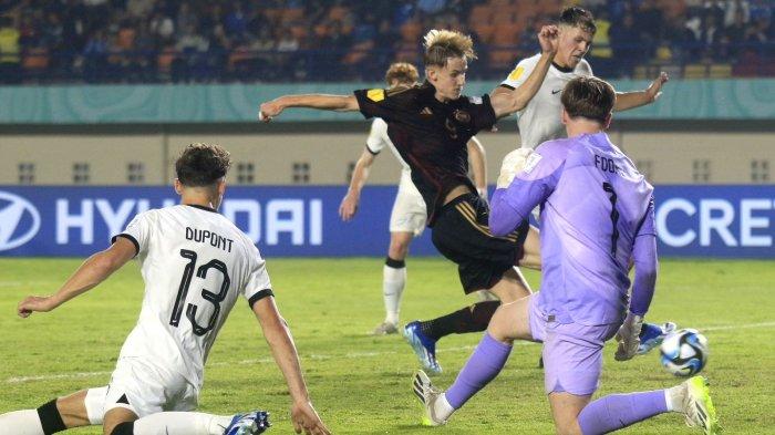 Striker Jerman U-17, Max Moerstedt (tengah), berduel dengan pemain Selandia Baru U-17.