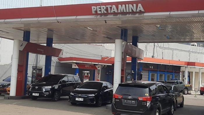 Suasana SPBU Pertamina 34.17106 Bulanbulan di Jalan Ir. H Juanda Kota Bekasi tutup operasional setelah kasus bensin tercampur air, Selasa (26/3/2024).
