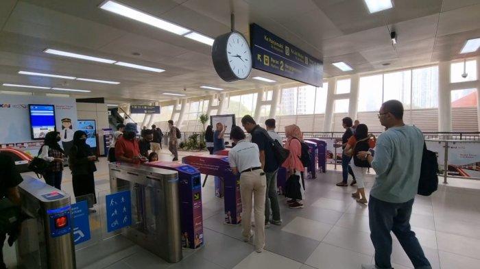 Suasana di Stasiun Dukuh Atas di hari pertama operasional LRT Jabodebek, Senin (28/8/2023).