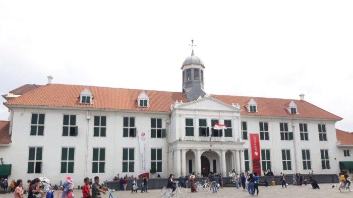 Suasana kawasan Kota Tua, Jakarta Barat, pada Sabtu (4/2/2023) dipadati pengunjung. 