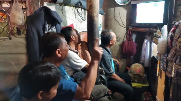 Suasana nobar debat Cawapres menggunakan TV milik pedagang warung di sudut Jalan Otista Raya, Jatinegara, Jakarta Timur, Jumat (22/12/2023).