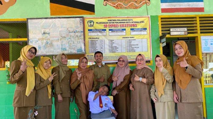 Sukiati bersama Reski di kelas SD Inpres Saluttowa, Sulawesi Selatan.