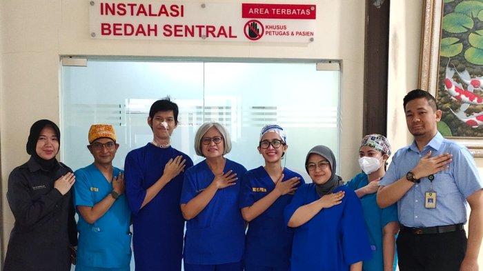 Sultan Rif'at Alfatih dan tim dokter RS Polri Kramat Jati sebelum melakukan operasi pengangkatan pita suara, Jakarta Timur, Kamis (19/10/2023)
