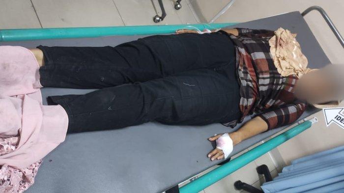 Sumiyati saat menjalani penanganan medis di fasilitas kesehatan atas luka yang dialami, Cakung, Jakarta Timur, Minggu (27/8/2023).
