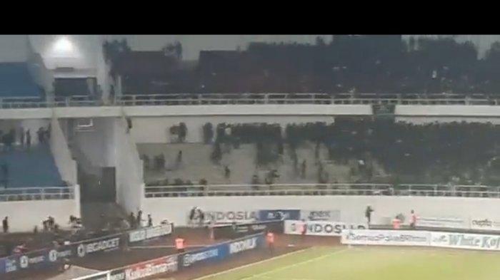 Suporter PSIS Semarang Vs PSS Sleman bentrok Minggu (2/4/2023) malam
