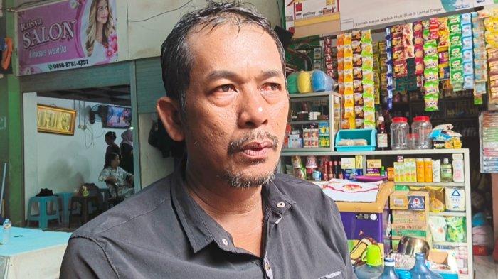 Sutisna (44), warga Rusun Muara Baru yang memeluk Gibran Rakabuming Raka saat kunjungan Rabu (24/4/2024).