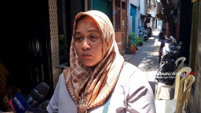 TETANGGA KORBAN KAGET - Ketua RT 05 RW 02 Angke, Sripriyanty mengaku warganya pada kaget saat tahu sosok pembunuh ibu dan anak yang jasadnya ditemukan di toren air. TRIBUNJAKARTA.COM/ELGA PUTRA 
