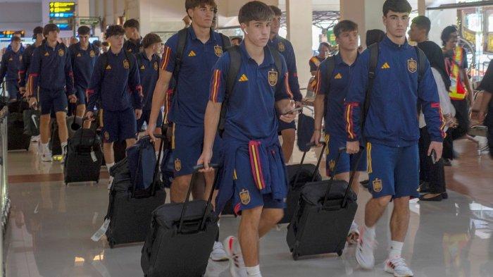 Pesepak bola Tim Nasional Spanyol U-17 berjalan di terminal kedatangan setibanya di Bandara Adi Soemarmo, Boyolali, Jawa Tengah, Senin (6/11/2023). Timnas Spanyol U-17 akan bertanding pada grup B Piala Dunia U-17 2023 bersama Uzbekistan, Kanada dan Mali.