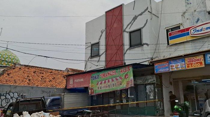 TKP JASAD BOS SEMBAKO - TKP dugaan pembunuhan bos toko sembako di Jalan Jatimakur, Pertigaan Bojong, Kecamatan Pondok Gede, Kota Bekasi.
