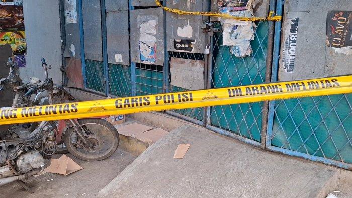 TKP JASAD BOS SEMBAKO - TKP dugaan pembunuhan bos toko sembako di Jalan Jatimakur, Pertigaan Bojong, Kecamatan Pondok Gede, Kota Bekasi.