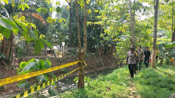 TKP Penemuan jasad pria terbungkus karung di saluran penampungan air TPST Bantargebang, Kota Bekasi.
