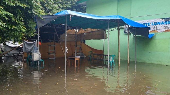 Salah satu TPS di RW 02 Patra, Duri Kepa, Kebon Jeruk, Jakarta Barat yang terpaksa dipindah karen terendam banjir.
