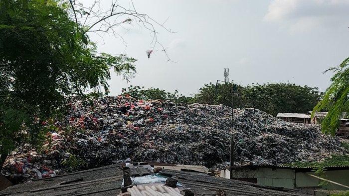 TPS liar di pinggir Tol JORR Bintara Jalan Gunung Galunggung, Jembatan Buntu, Bekasi Barat.
