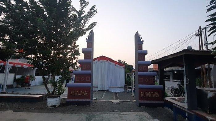 TPS unik berkonsep Kerajaan Nusantara di Depok, Jawa Barat.
