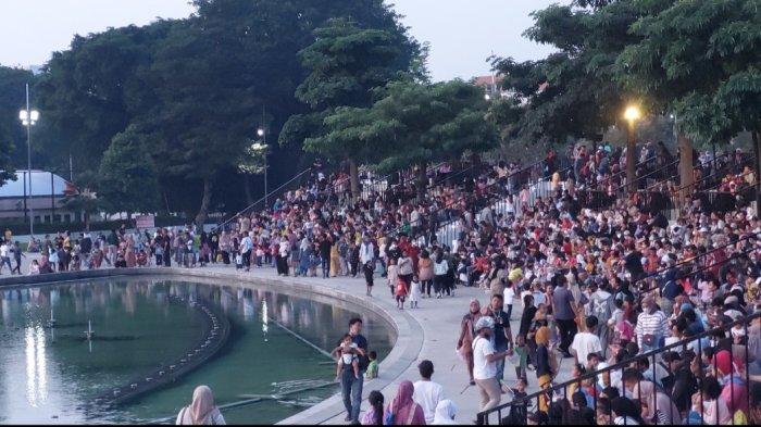 Ribuan warga berkumpul memadati kawasan Taman Lapangan Banteng, untuk menyaksikan pertunjukan air mancur menari yang kembali digelar Minggu (19/6/2022).