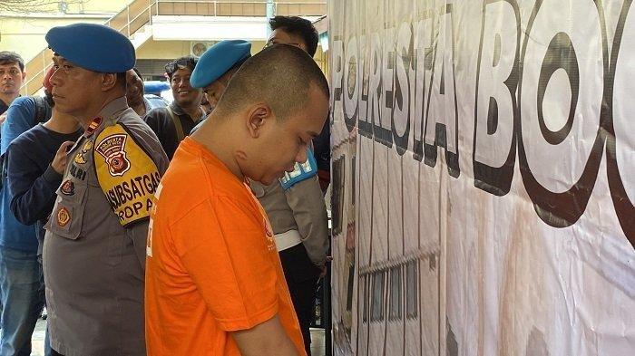 Tampang mucikari prostitusi online yang berhasil diciduk polisi, Rabu (13/3/2024).