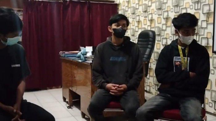 Tampang tiga pria yang tega menganiaya anjing dengan cara menyeretnya ke aspal dari atas motor.