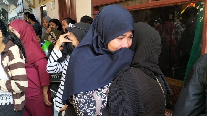 Tangisan warga melepas kepergian K alias Awan (10), anak yang tewas dibanting ayahnya di Muara Baru, Kamis (14/12/2023).