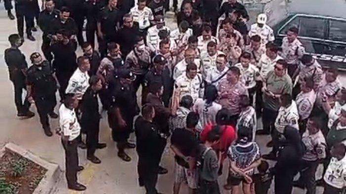Tangkapan layar ratusan petugas geruduk Kampung Susun Bayam minta warga eks Kampung Bayam tinggalkan lokasi, Selasa (21/5/2024).