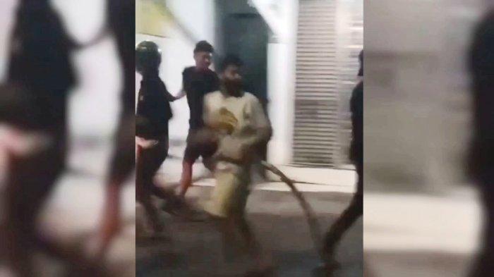 Tangkapan layar rekaman video tawuran dua kelompok remaja bersenjata tajam di Jalan Amalia, Penggilingan, Cakung, Jakarta Timur, Selasa (19/12/2023)