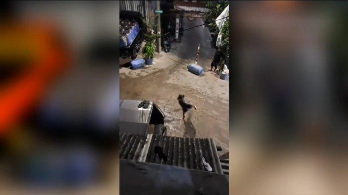 Tangkapan layar video seorang wanita muda membubarkan tawuran di Kalibaru, Cilincing, Jakarta Utara. (1)