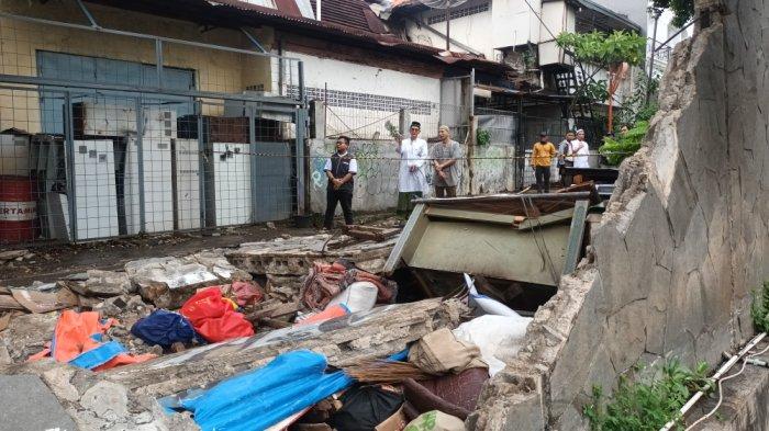 Kondisi tembok SPBU di Jalan Jalan Tebet Barat Dalam II yang roboh menimpa satu keluarga di Kelurahan Tebet Barat, Tebet, Jakarta Selatan, Minggu (21/1/2024).