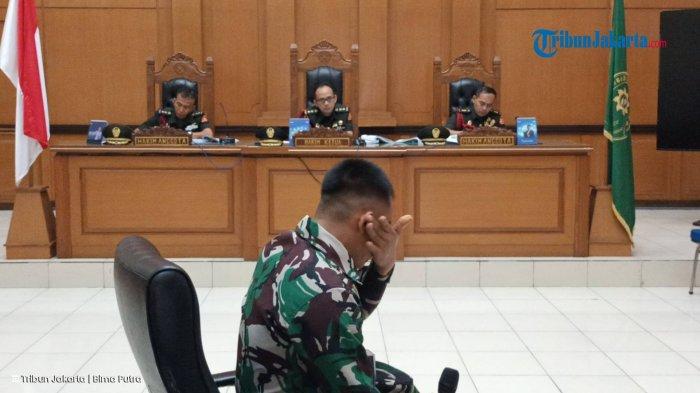 TANGIS MENYESAL - Terdakwa Kelasi Kepala Bambang Apri Atmojo saat sidang pemeriksaan terdakwa di Pengadilan Militer II-08 Jakarta, Senin (3/3/2025). TRIBUNJAKARTA.COM/BIMA PUTRA