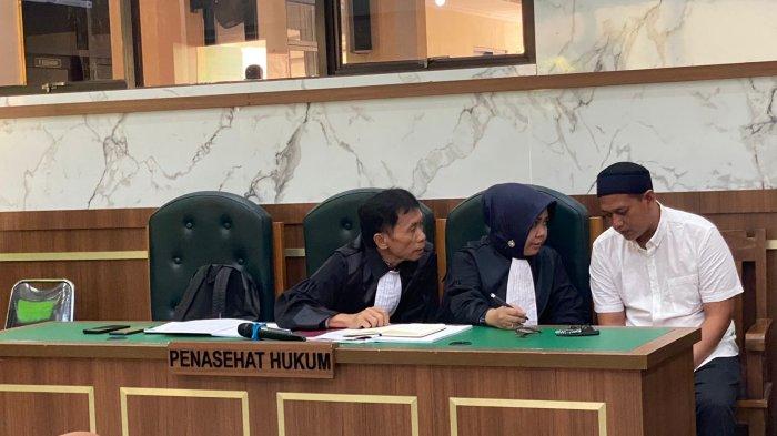 Terdakwa Rizky saat berdiskusi dengan Kuasa Hukumnya di Ruang Sidang Pengadilan Negeri Depok, Kamis (20/7/2023).