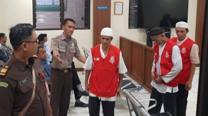 Terdakwa Wowon Erawan alias Aki, Solihin alias Duloh dan M Dede Solehuddin, saat menjalani sidang lanjutan kasus pembunuhan berantai atau serial killer di Kota Bekasi - Cianjur, di Pengadilan Negeri Bekasi, Jalan Veteran, Kelurahan Marga Jaya, Kecamatan Bekasi Selatan, Kota Bekasi, Selasa (1/8/2023). 
