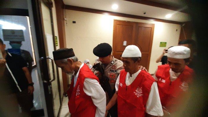 Terdakwa kasus pembunuhan berantai atau serial killer Bekasi - Cianjur Wowon cs saat menjalani persidangan di Pengadilan Negeri Bekasi, Selasa (25/7/2023). 