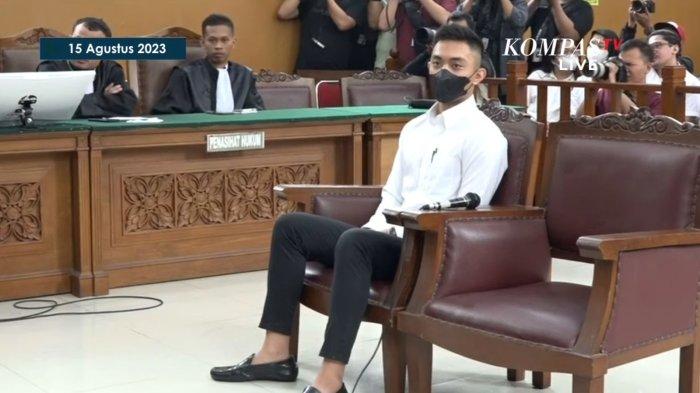 Terdakwa Mario Dandy Satriyo saat menjalani sidang tuntutan atas perkara penganiayaan berencana terhadap Cristalino David Ozora di Pengadilan Negeri Jakarta Selatan, Selasa (15/8/2023). Jaksa Penuntut Umum (JPU) dalam tuntutannya meminta majelis hakim memvonis Mario Dandy dengan hukuman pidana 12 tahun penjara.