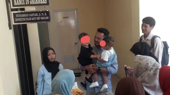 Terlihat senyum bahagia suami Dian, Hartono ketika anak asuh dan anak kandungnya ada dalam gendongannya.