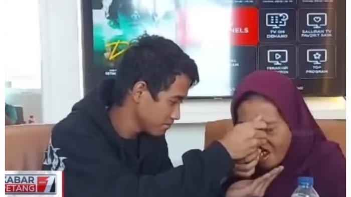 Terpidana Vina Cirebon, Sudirman menyuapi ibunya di ruang Dirkrimum Polda Jabar.