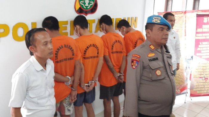 Tersangka kasus penganiayaan disertai dengan pencurian pria hidung belang di Tambun Bekasi.