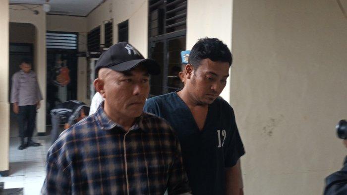 Tersangka pembakaran berinisial E (berbaju tahanan) saat dihadirkan dalam ungkap kasus pembakaran di Polsek Pasar Rebo, Jakarta Timur, Selasa (25/6/2024).